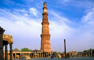 qutub minar and tourists 